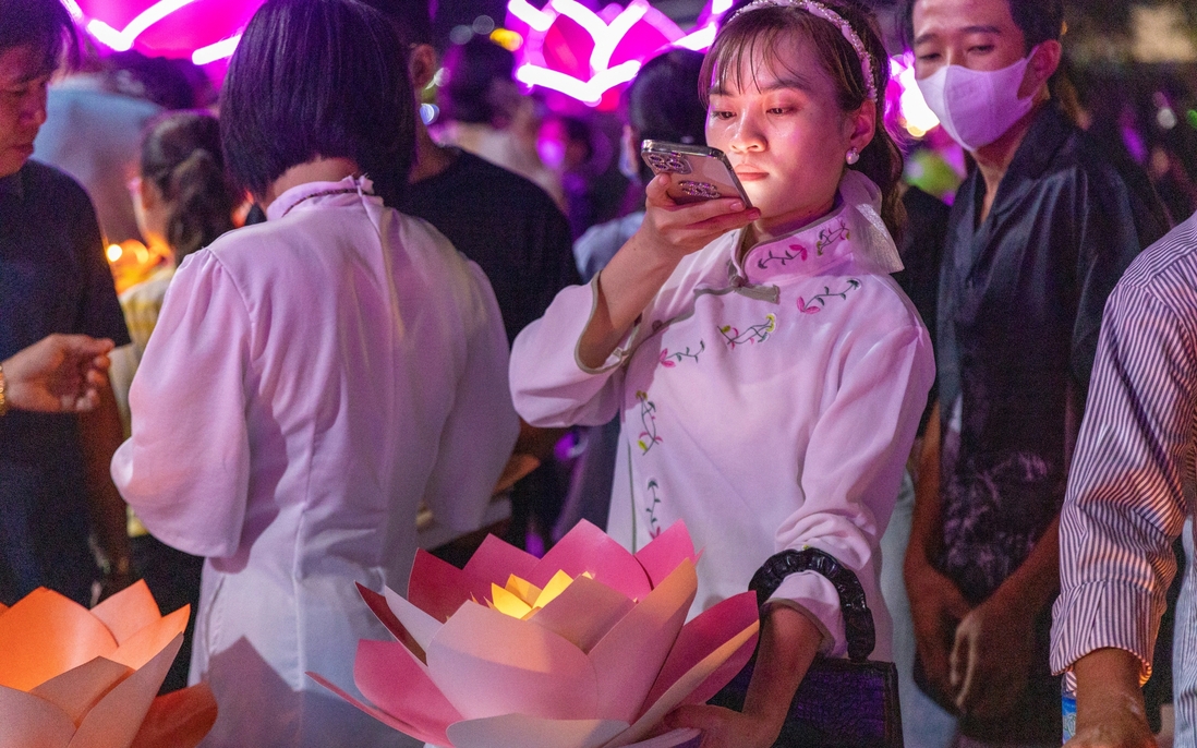 Người miền Tây thả hoa đăng gửi gắm ước vọng bình an ở lễ hội lớn nhất Hà Tiên