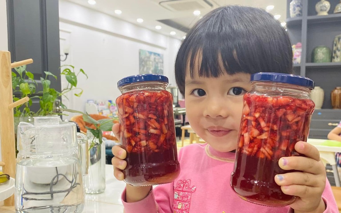 MC Minh Trang chia sẻ cách làm siro dâu tây ngọt ngào cho bé