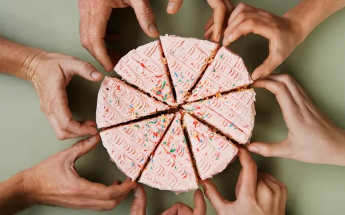"Làm thế nào chia 4 chiếc bánh cho 5 người?" Ứng viên tiếp cận đơn giản nhất được nhận vào làm việc