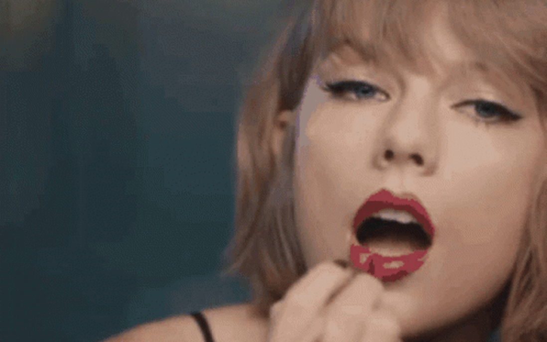 Taylor Swift từng bị mẹ cấm đánh son đỏ 