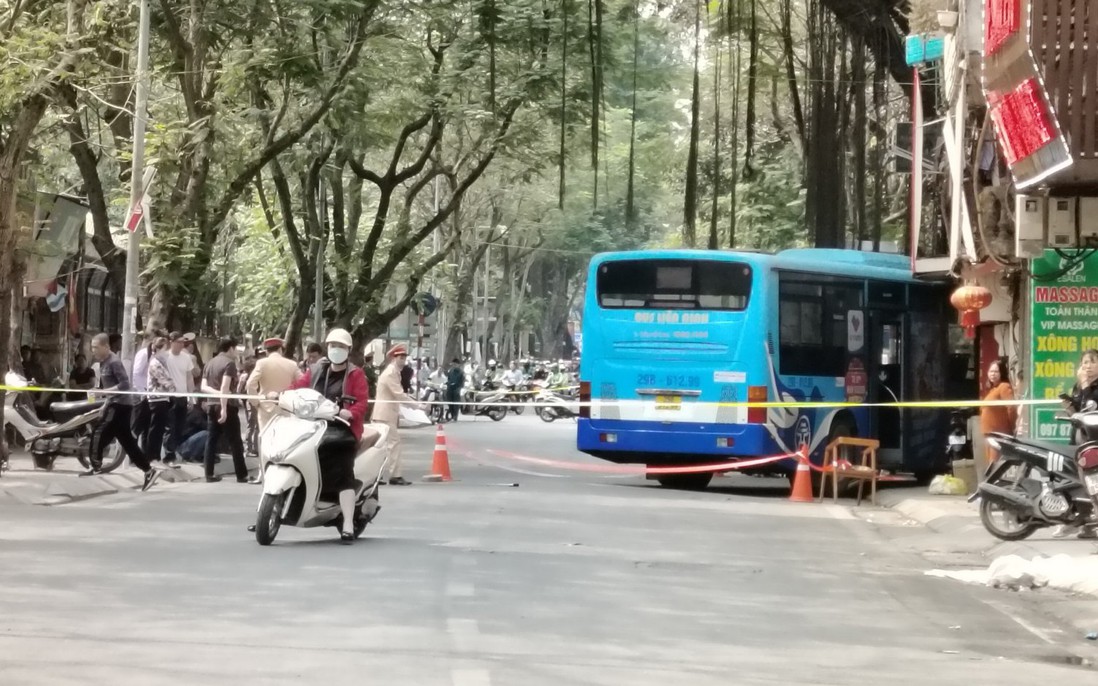 Hà Nội: Xe buýt lao vào quán bún chả, 2 người nhập viện cấp cứu