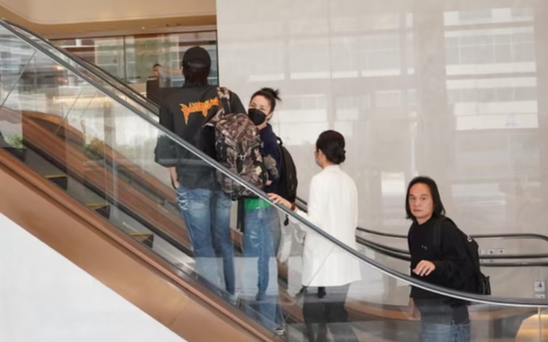 Tạ Đình Phong và Vương Phi “dính như sam” khi xuất hiện tại sân bay