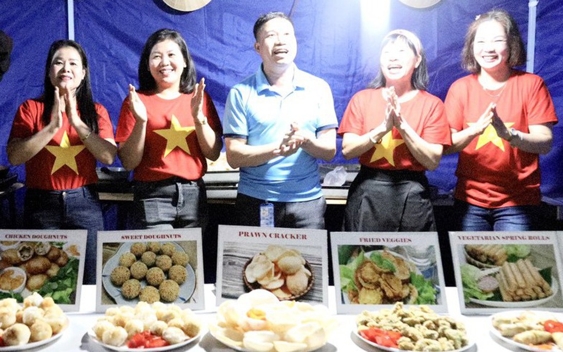 Nữ quân nhân công binh mang văn hóa ẩm thực Việt giới thiệu với bạn bè quốc tế ở Abyei