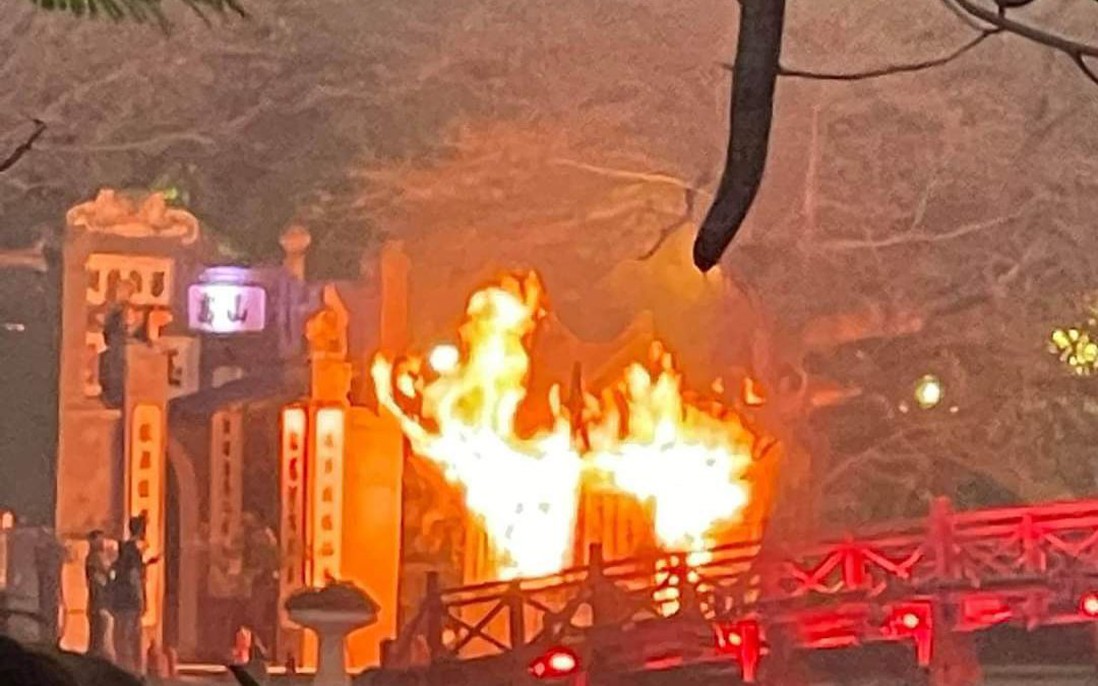 Hà Nội: Cháy lớn tại bốt bán vé vào đền Ngọc Sơn