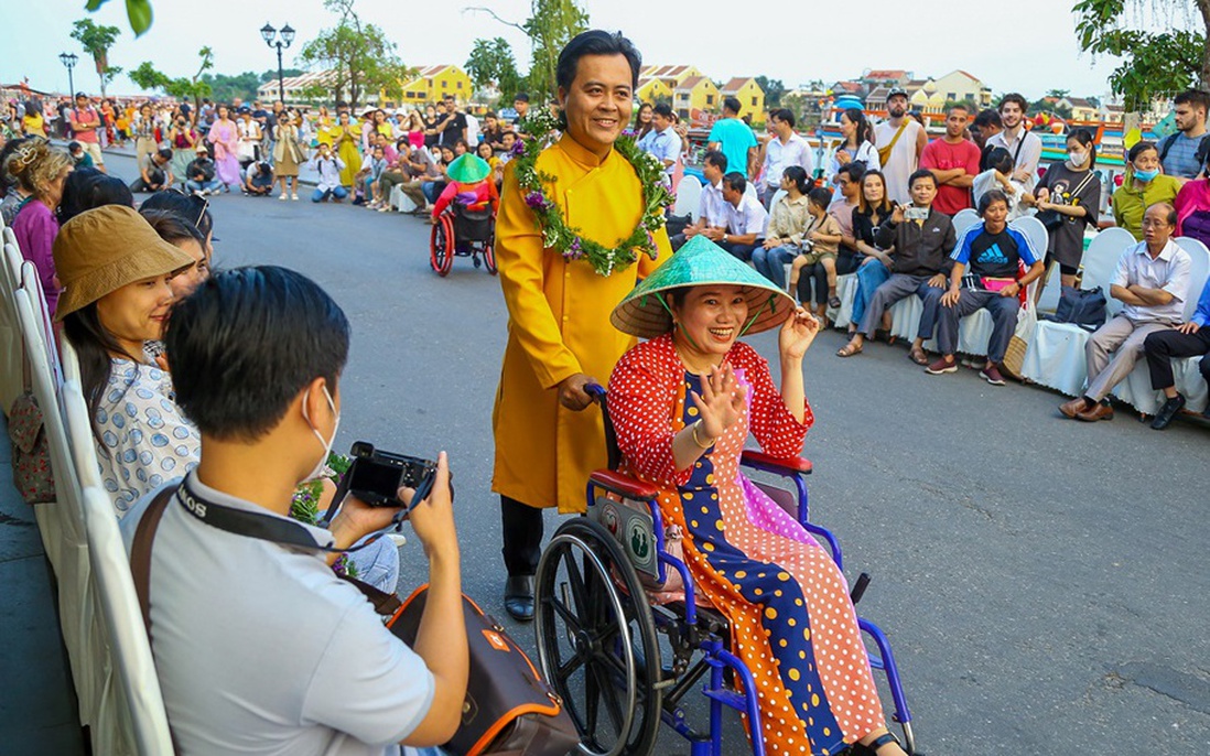 Show áo dài bằng vải vụn do người mẫu khuyết tật trình diễn hưởng ứng Giờ Trái đất tại Hội An