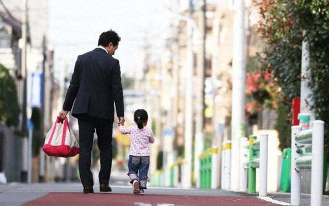 Thúc đẩy nam giới nghỉ thai sản: "Cơ hội cuối cùng" cho bài toán dân số Nhật Bản?