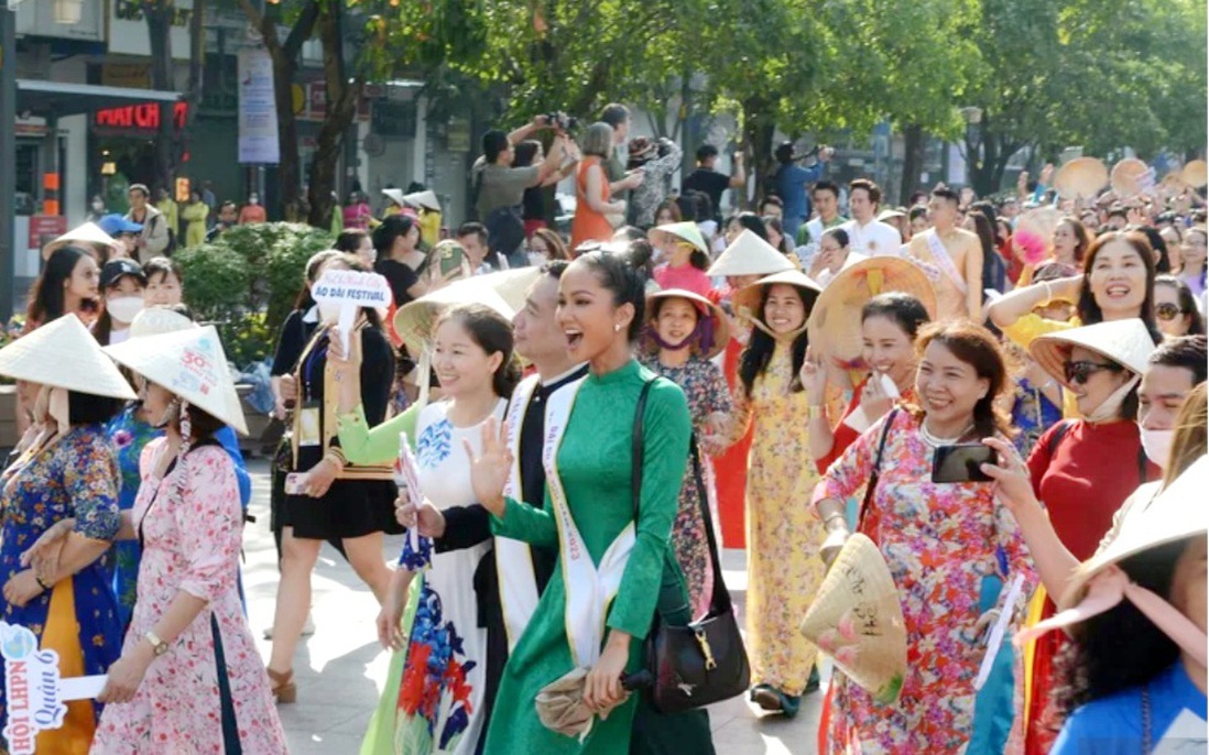 Tưng bừng diễu hành áo dài trên phố đi bộ Nguyễn Huệ