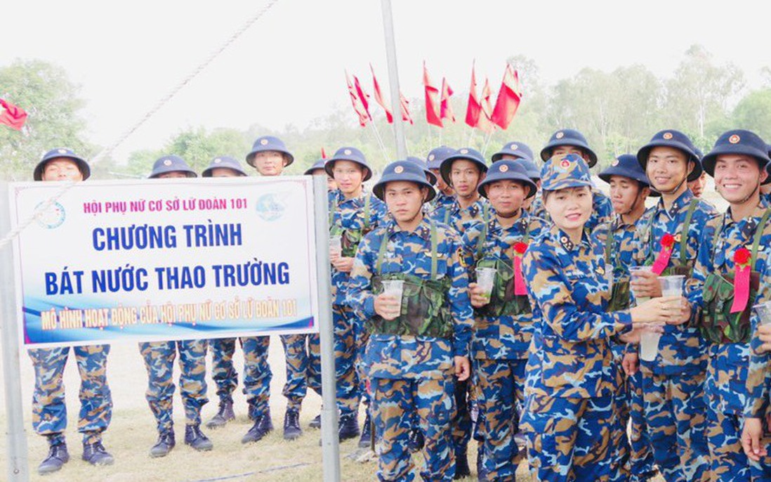 “Bát nước thao trường” ấm tình đồng đội của phụ nữ Lữ đoàn 101 