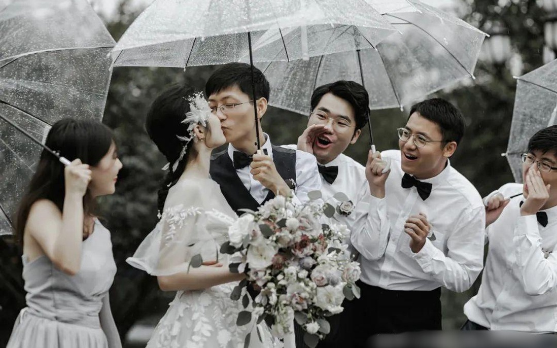 "Chiến lược" để cô dâu không "rớt nước mắt" vì đám cưới gặp mưa
