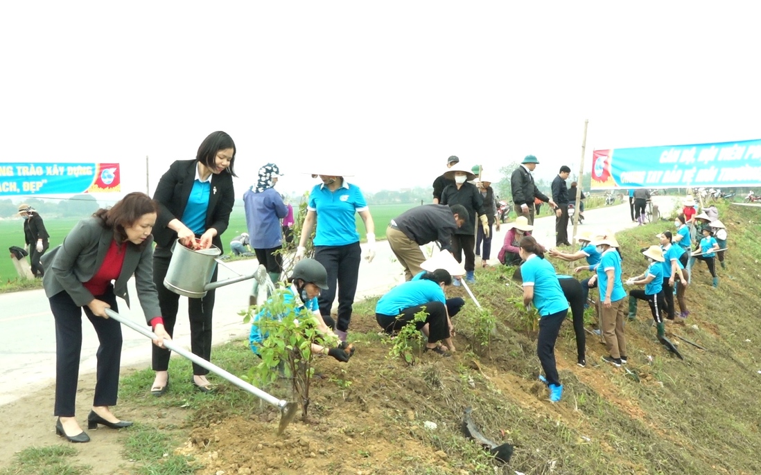 Phú Thọ: Ra quân trồng đoạn đường hoa phụ nữ 