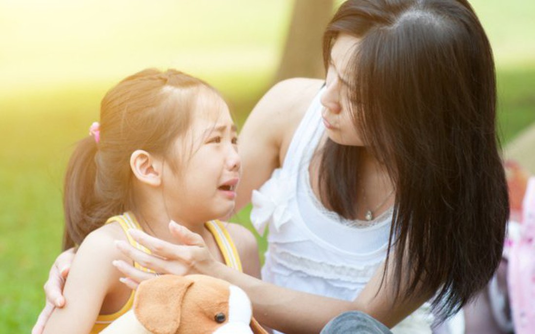 Trẻ mất bình tĩnh thường la hét, đập đồ, cha mẹ nên xử lý như thế nào cho đúng?