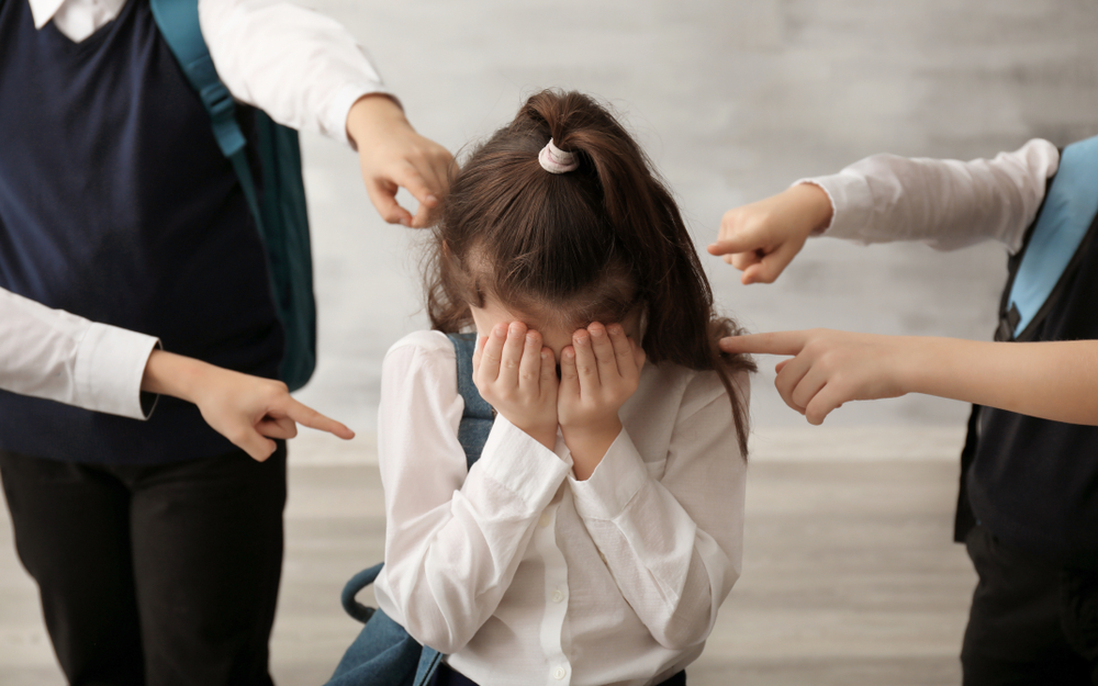 Cha mẹ nên dạy thế nào khi con bị bắt nạt học đường?