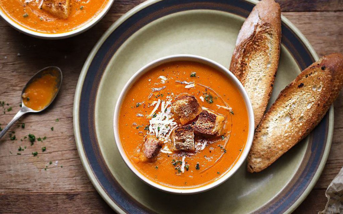 Làm súp cà chua nhanh gọn ăn cùng bánh mì vào bữa tối