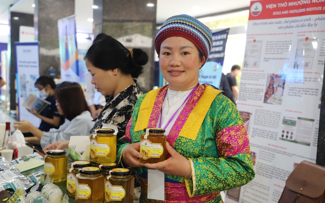 
Người Mông trắng ở Sà Phìn đổi thay cuộc sống nhờ nuôi ong