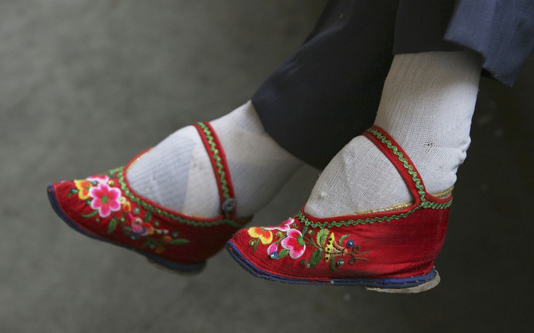 Đôi giày đặc biệt từ thời xưa bỗng được bán online, dân mạng kêu gọi tẩy chay 