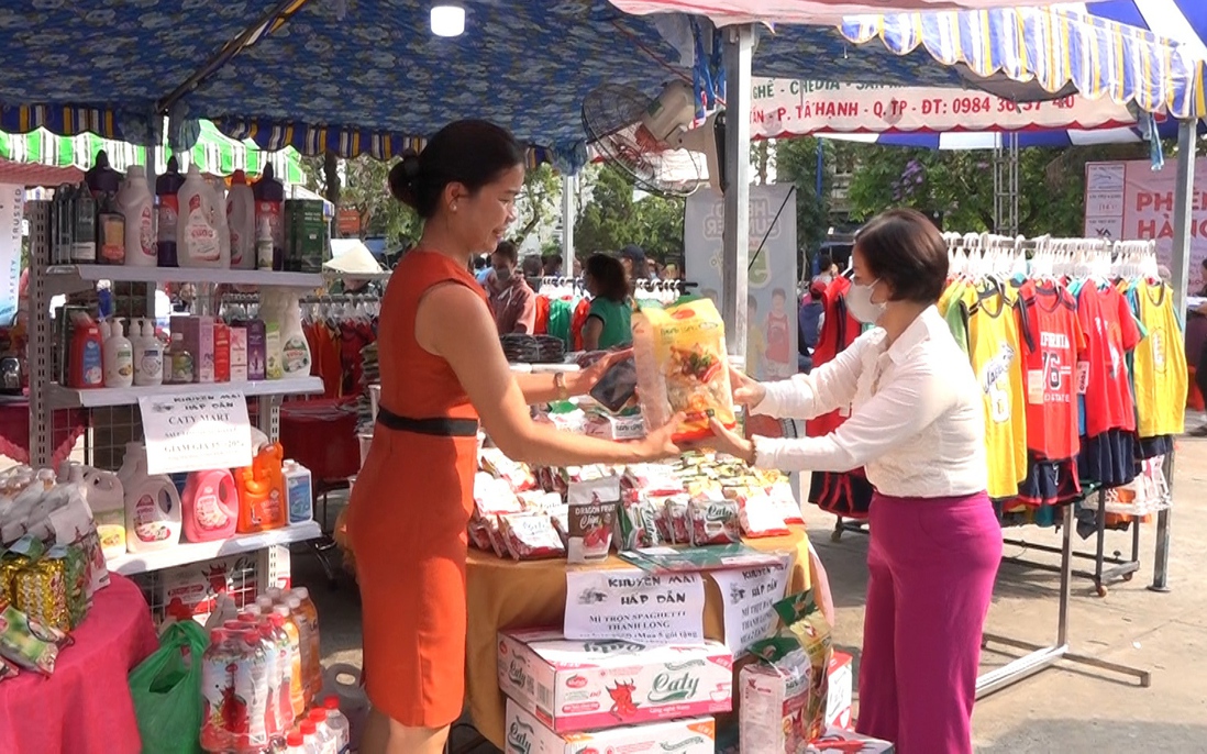 "Phiên chợ hàng Việt" của chị em phường Tây Thạnh
