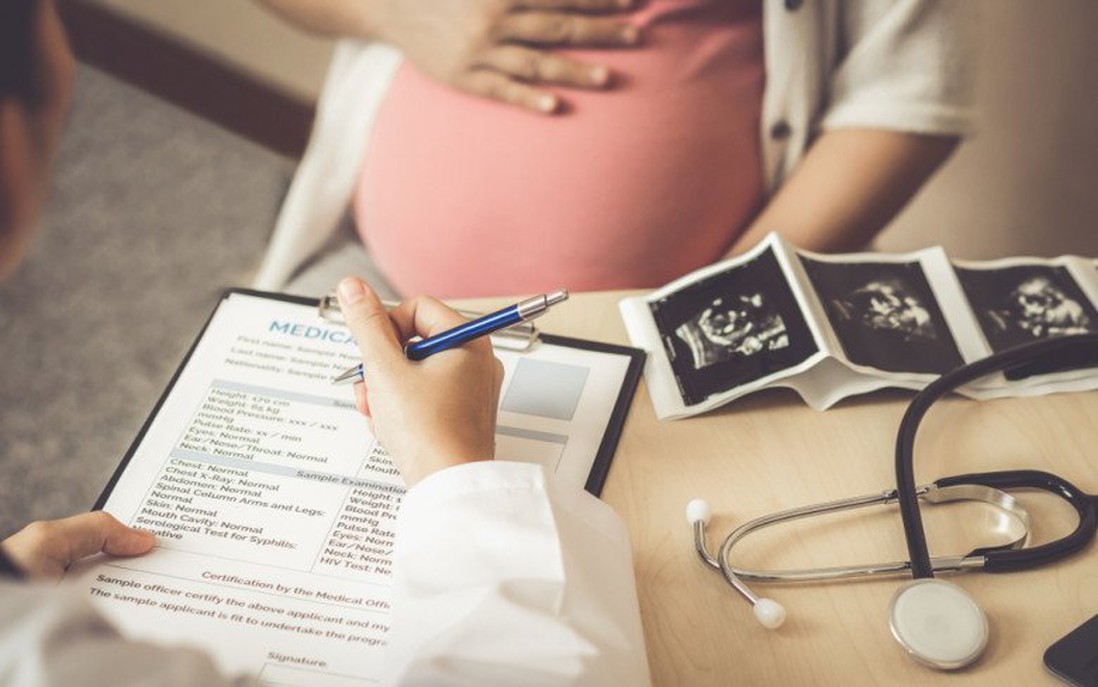 Bác sĩ sản chia sẻ các dấu hiệu mẹ bầu không được bỏ qua khi mang thai