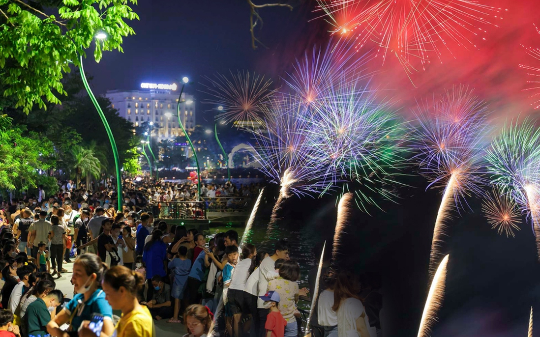 "Biển" người đổ về Công viên Văn Lang xem pháo hoa tại Lễ hội Đền Hùng