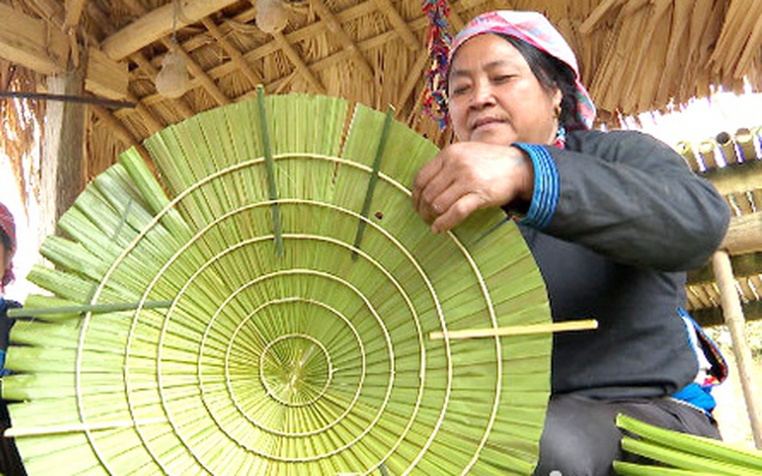 Phụ nữ dân tộc Tày tăng thu nhập với nón lá cọ