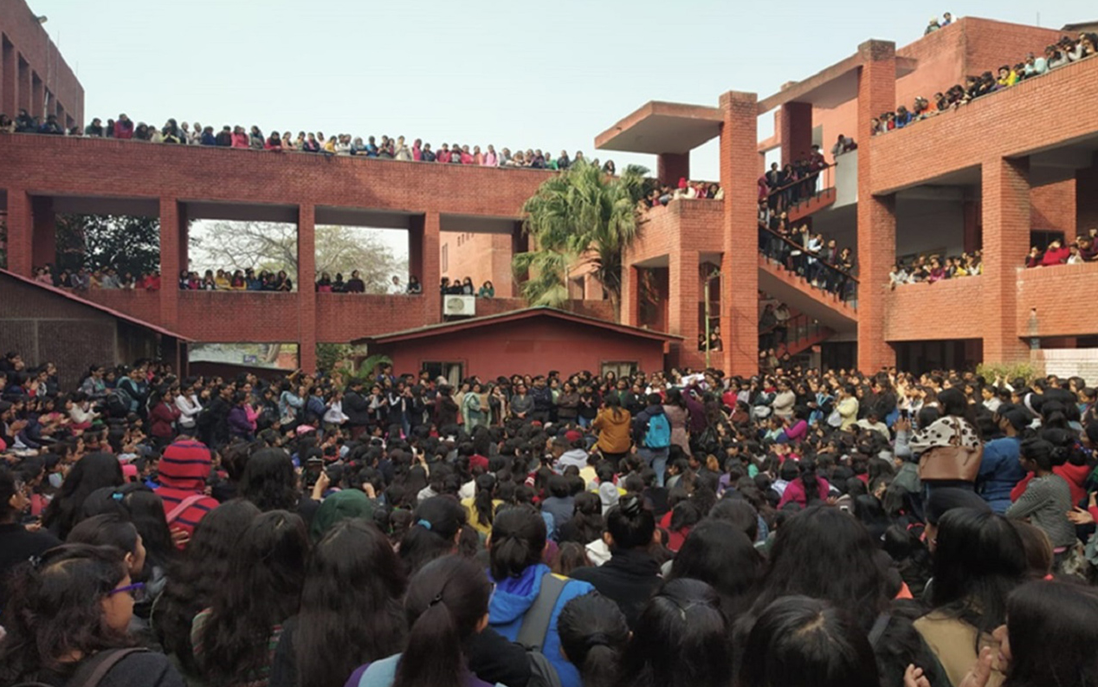 Ấn Độ: Nhiều gã đàn ông trèo tường vào trường học để tấn công tình dục sinh viên nữ