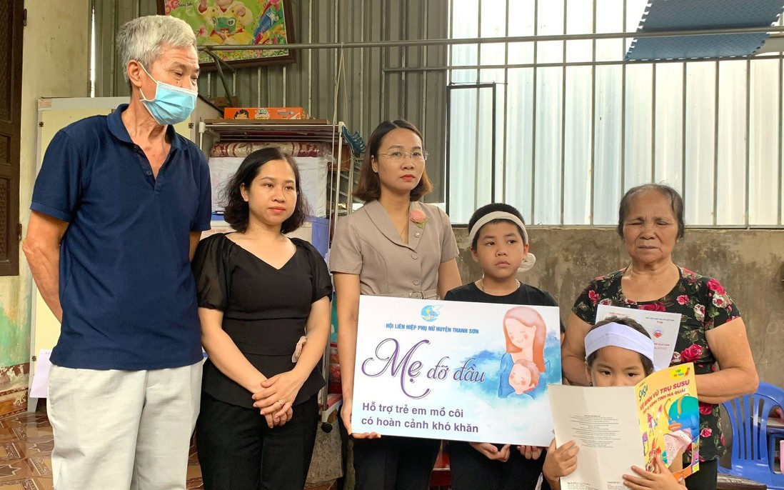 Phú Thọ: Hội LHPN huyện Thanh Sơn nhận đỡ đầu 2 con của cô giáo tử nạn tại Hà Giang