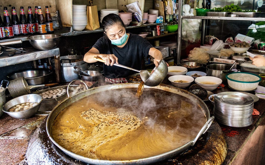 Thái Lan: Món ăn độc đáo được nấu liên tục suốt 50 năm, tấp nập thực khách xếp hàng 