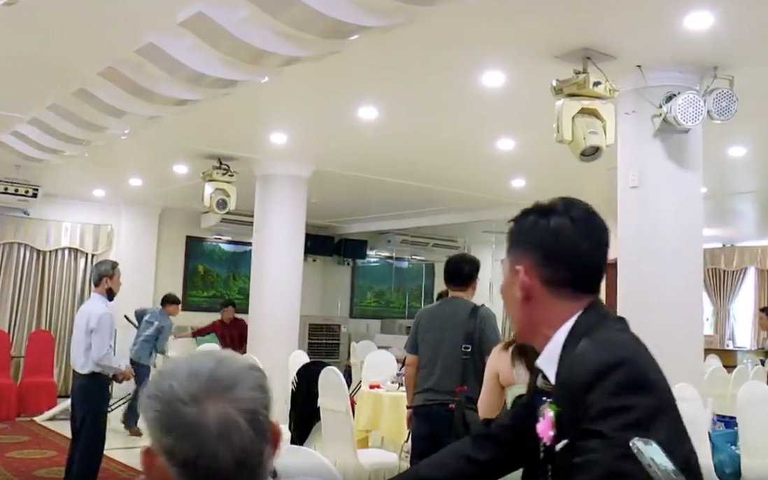 TPHCM: 2 nhóm người hỗn chiến trong tiệc cưới, cô dâu chú rể cùng khách tháo chạy tán loạn 