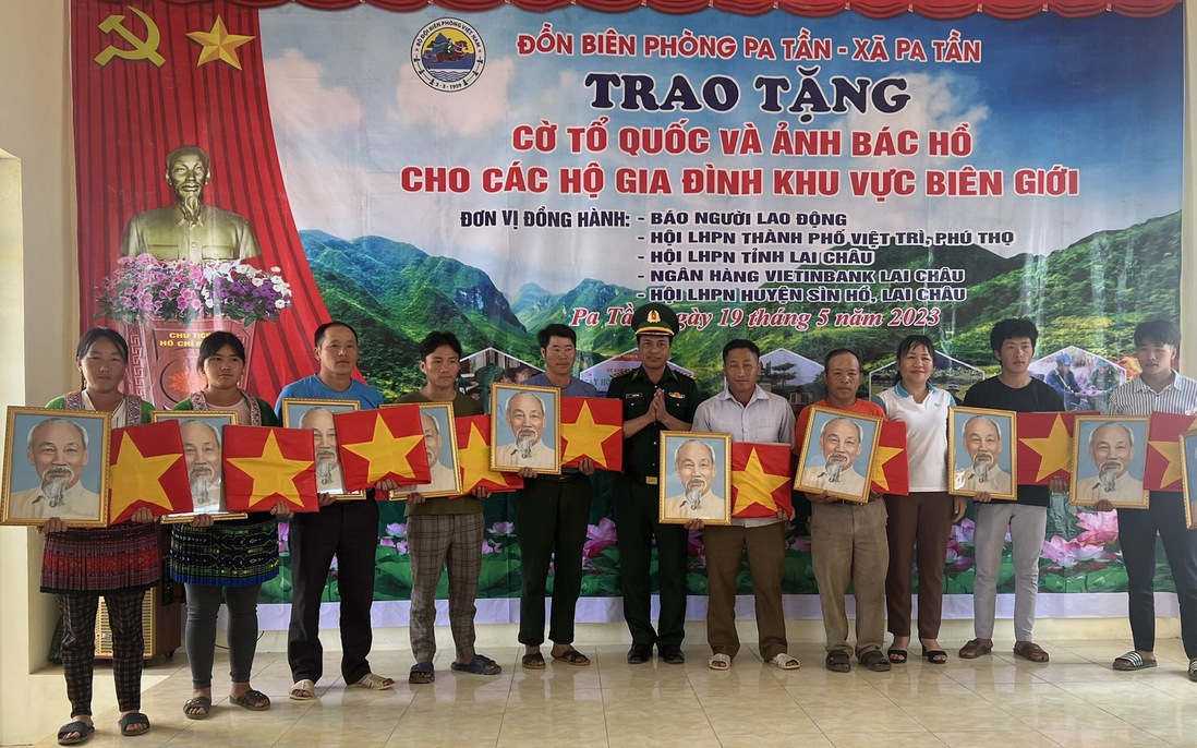 Lai Châu: Trao hơn 6.000 cờ Tổ quốc và ảnh Bác Hồ cho đồng bào khu vực biên giới