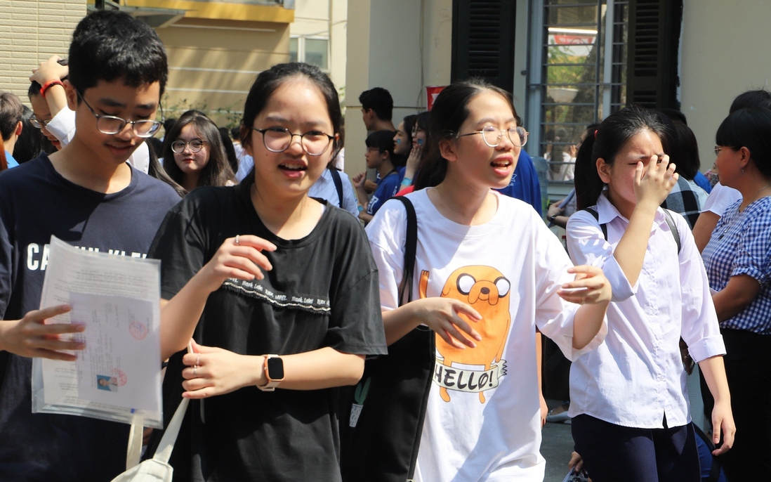 Thi vào 10 Hà Nội: Học sinh than trời vì ngày học 12 tiếng, mồ hôi đầm đìa trong nắng nóng 40 độ
