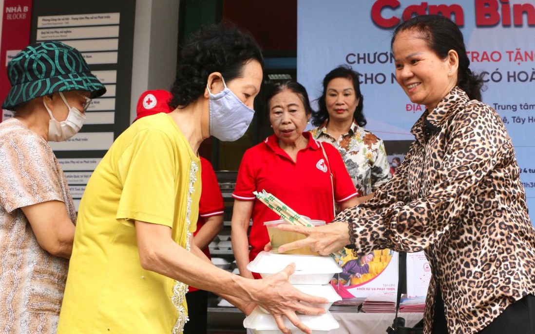 “Cơm Bình Yên” trao tặng suất ăn miễn phí cho người dân có hoàn cảnh khó khăn