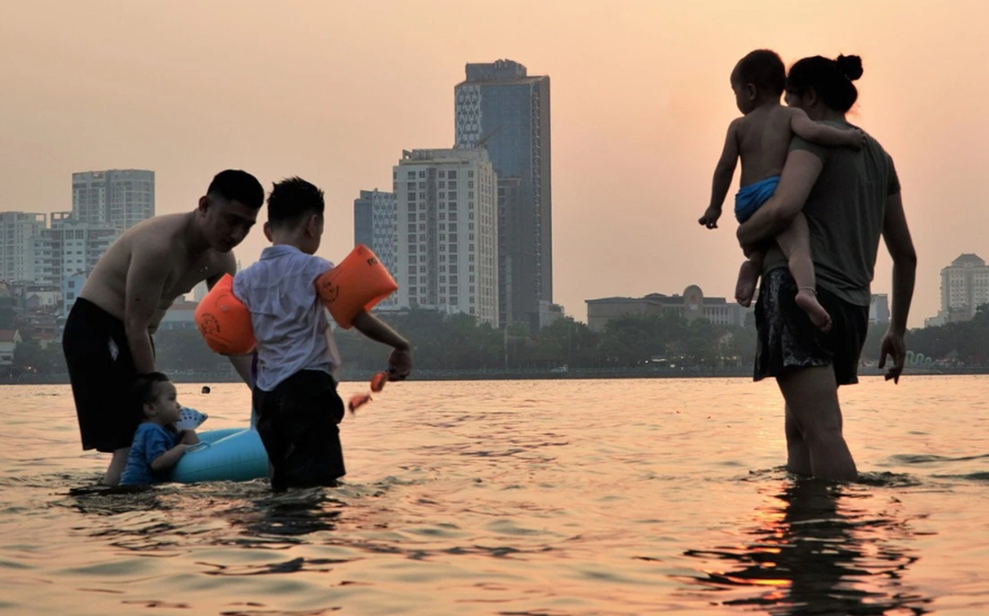 Người dân đổ ra Hồ Tây bơi ngày nắng nóng, cẩn thận nguy cơ đuối nước