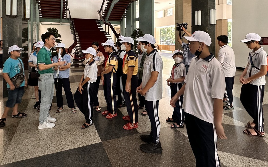 Hơn 30 trẻ mồ côi do dịch Covid-19 được trải nghiệm tour “Biệt động Sài Gòn”