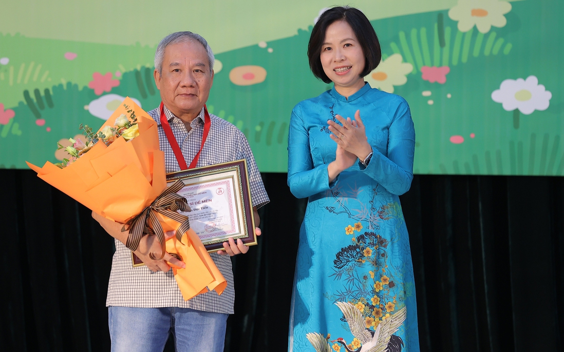 Nhà văn Trần Đức Tiến được trao giải Hiệp sĩ Dế Mèn 2023