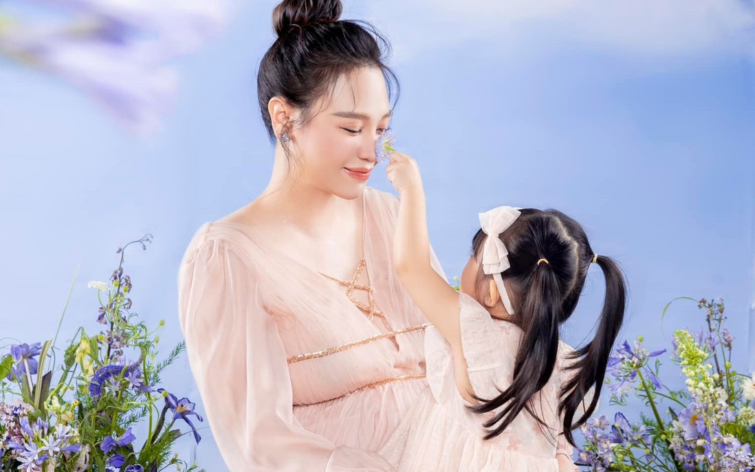 Mẹ bầu Đàm Thu Trang khoe nhan sắc mặn mà bên con gái Suchin