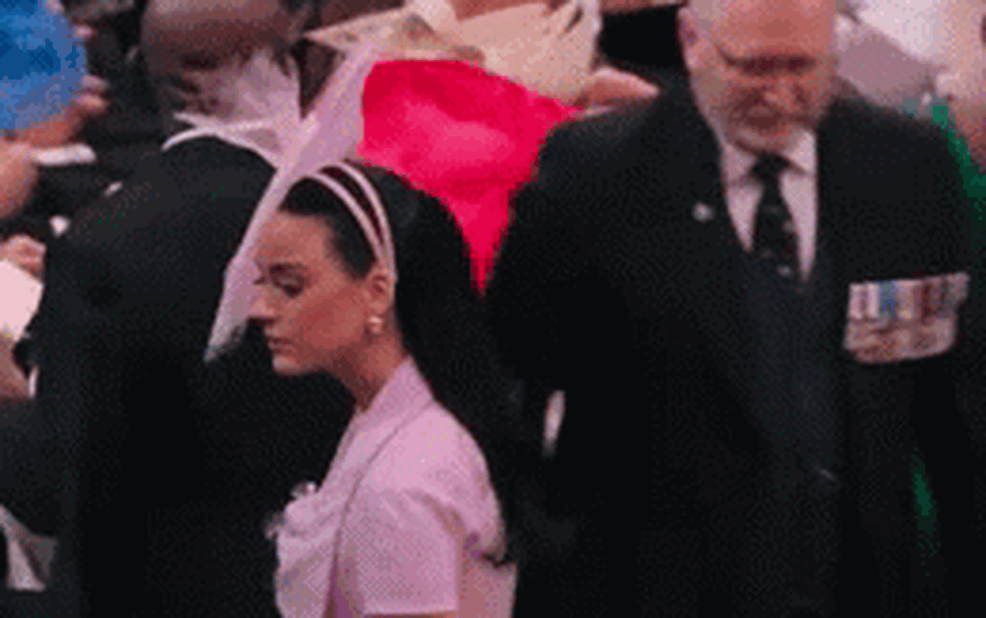 Katy Perry bối rối khi không tìm được chỗ ngồi tại lễ đăng quang của Vua Charles III