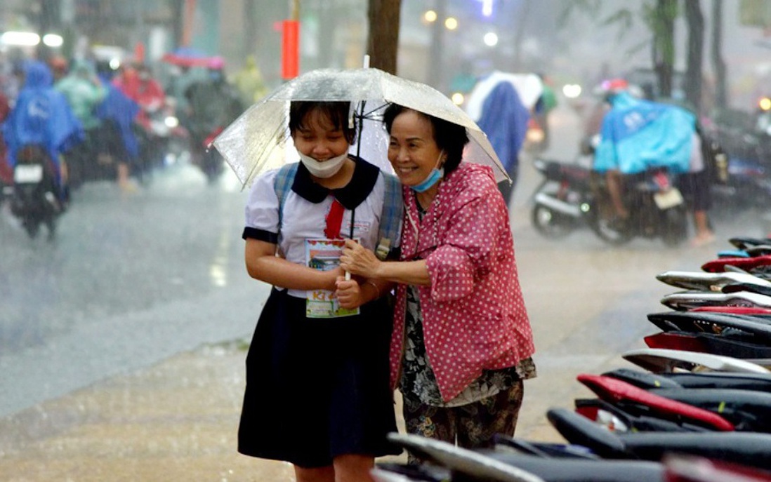 Cơn mưa ngắn giải nhiệt kịp thời cho TPHCM sau những ngày nóng "cực điểm"