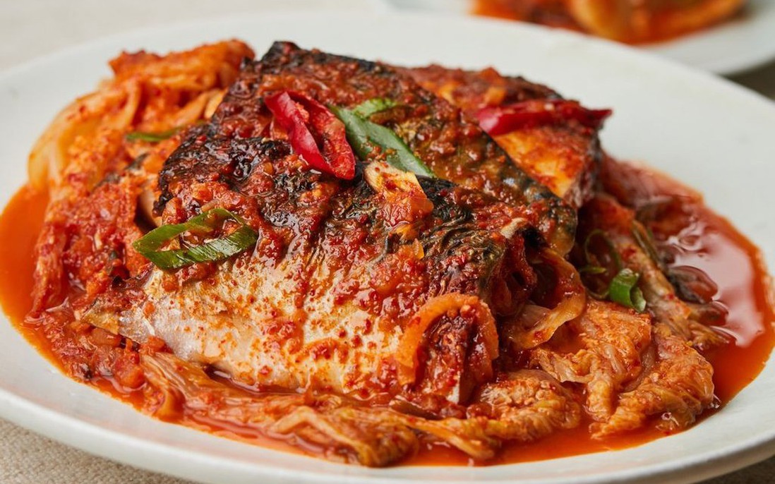 Bữa cơm đơn giản mà đủ chất với món cá thu kho kim chi 