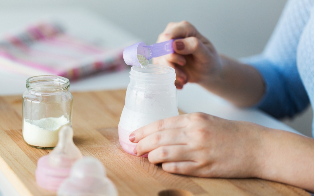 7 sai lầm khi pha sữa bột làm mất chất dinh dưỡng, gây hại cho trẻ