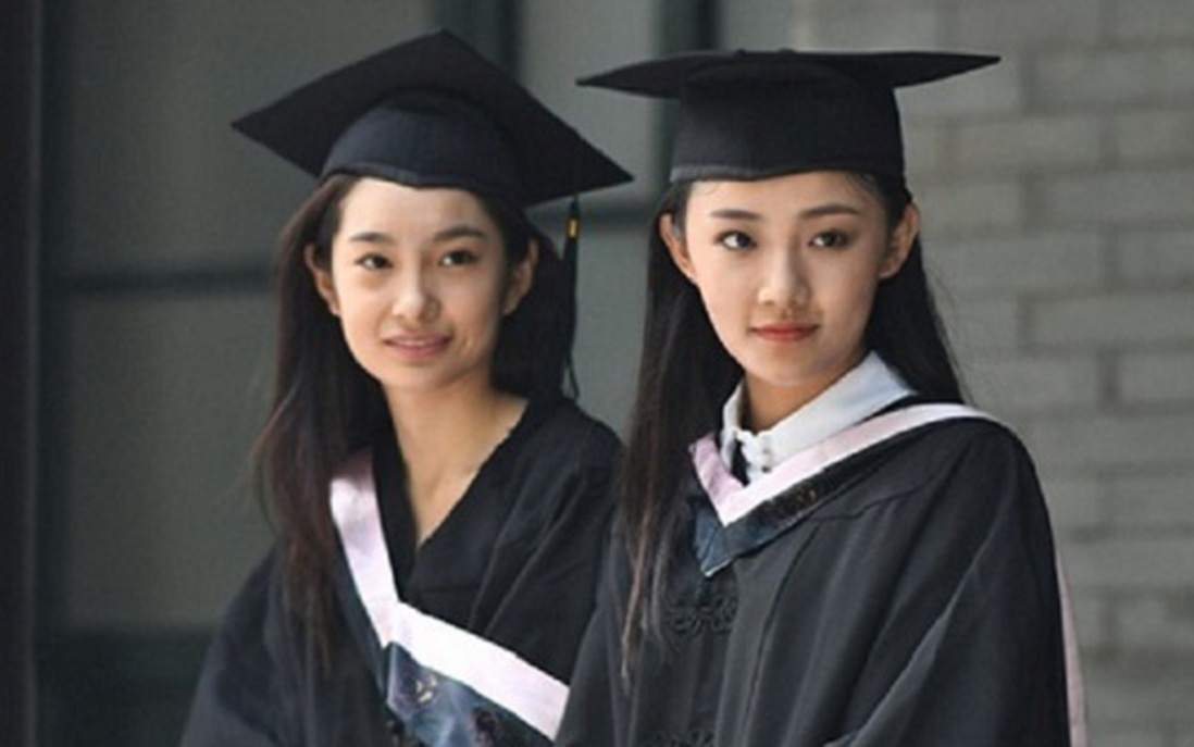 Dự lễ tốt nghiệp, nữ sinh dẫn theo một nhân vật đặc biệt khiến nhiều người tranh cãi