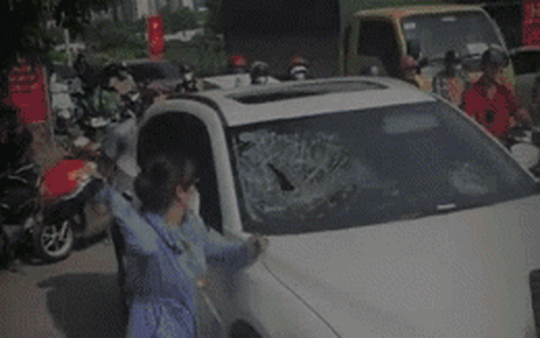 Xôn xao clip vợ dùng mũ bảo hiểm đập vỡ kính xe ô tô, nghi đánh ghen