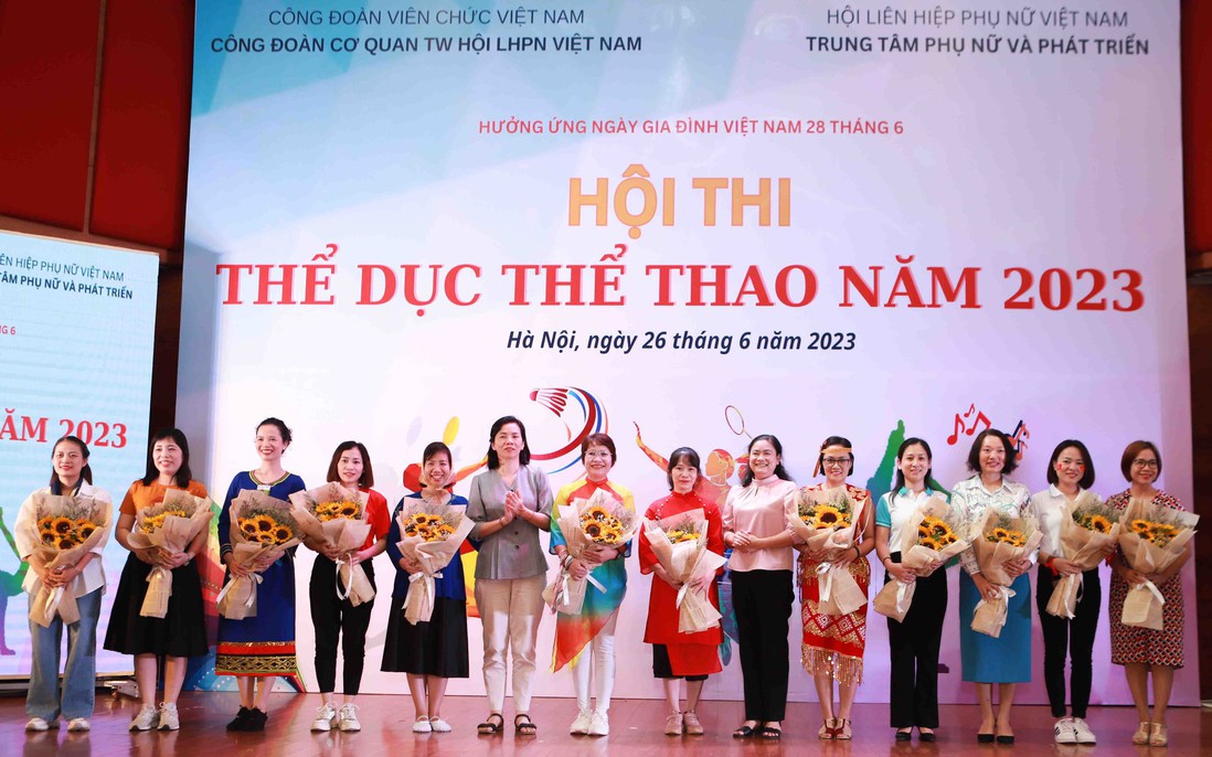 Gần 200 công đoàn viên Cơ quan TƯ Hội LHPN Việt Nam tranh tài dân vũ và cầu lông