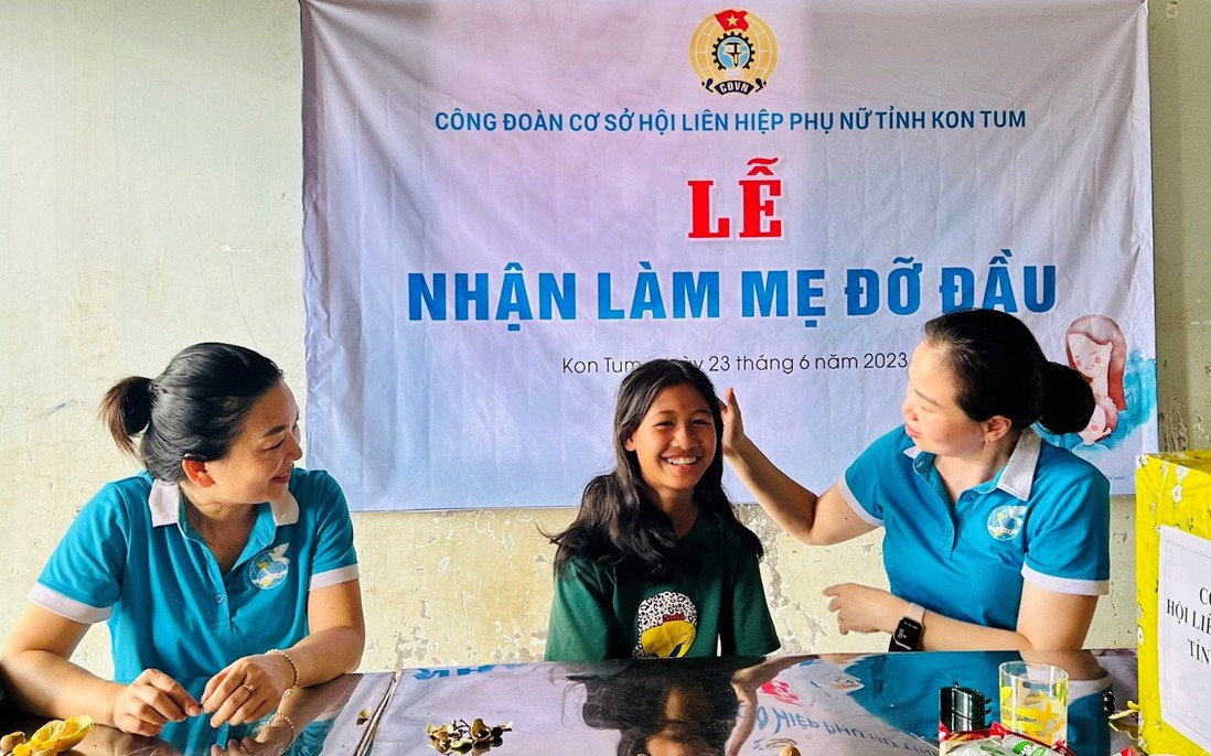 Công đoàn cơ sở Hội LHPN tỉnh Kon Tum nhận làm "Mẹ đỡ đầu" trẻ mồ côi