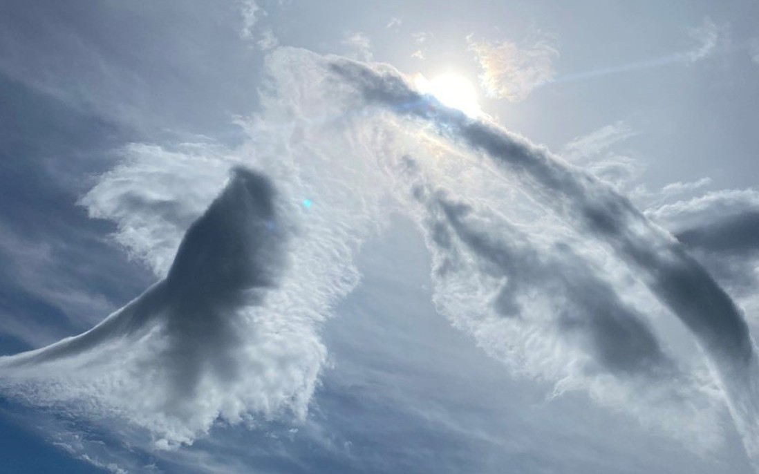 Núi Bà Đen tiếp tục gây bão vì hiện tượng mây Cá chép hóa rồng