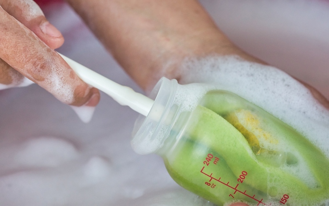Rửa bình sữa kiểu này chẳng khác nào bé đang nuốt vi khuẩn vào miệng