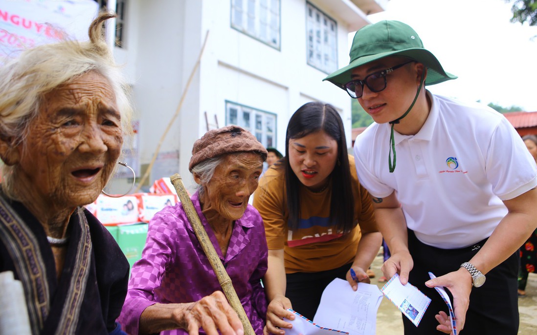 Trao tặng quà cho người dân vùng cao Tả Sìn Thàng