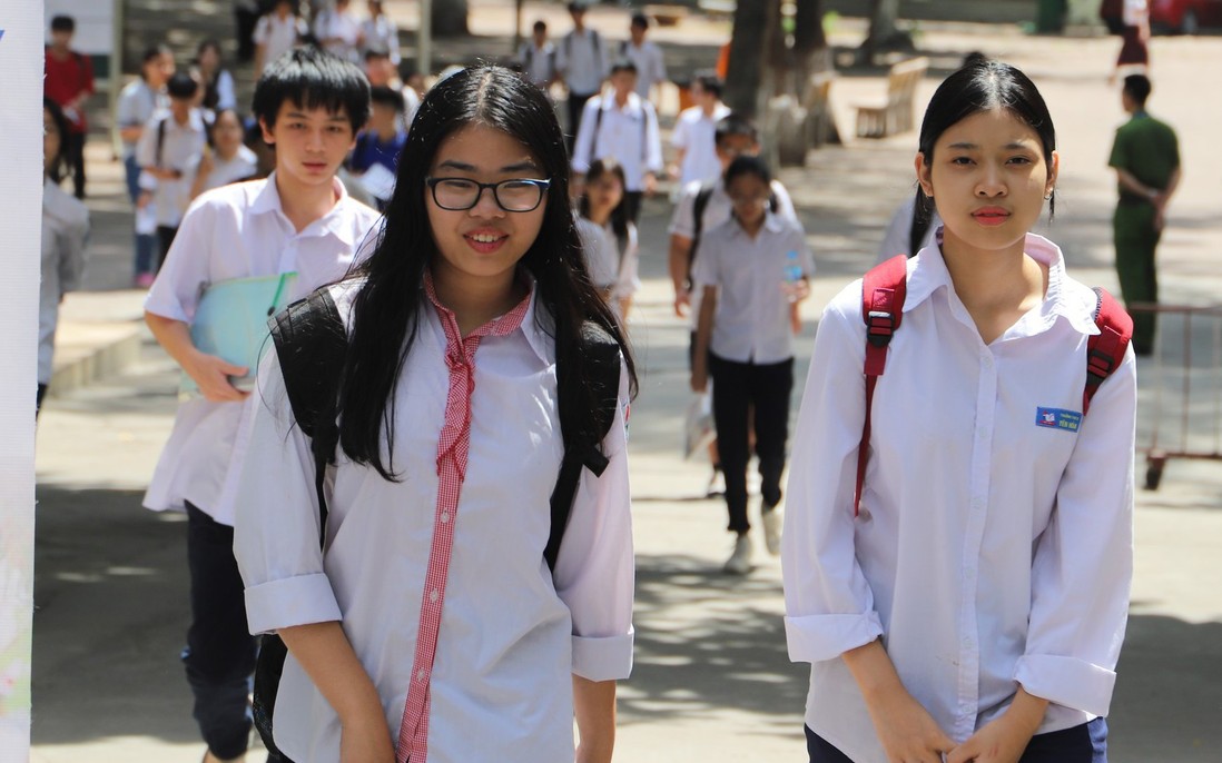 Sáng nay, hơn 100.000 thí sinh làm thủ tục dự thi vào lớp 10 Hà Nội