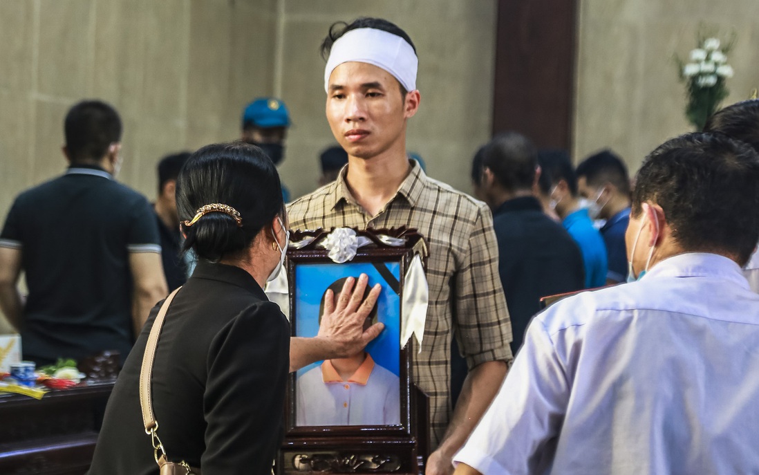 Xót xa đám tang 3 nạn nhân tử vong trong vụ cháy ở Thổ Quan