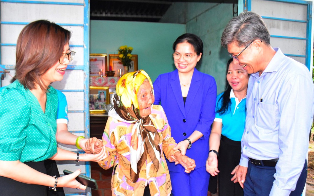 Chủ tịch Hội LHPN Việt Nam thăm, tặng quà Mẹ Việt Nam anh hùng, gia đình chính sách tại Bình Thuận