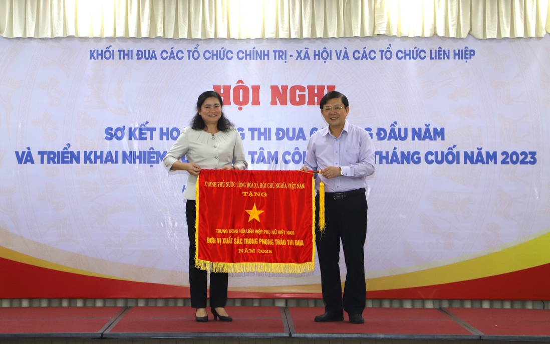 TƯ Hội LHPN Việt Nam nhận Cờ Thi đua của Thủ tướng Chính phủ