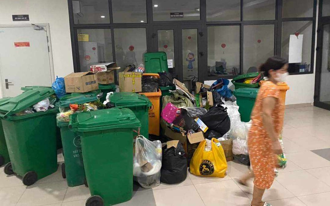 Hà Nội: Rác thải “đổ bộ” vào sảnh chung cư Osaka Complex